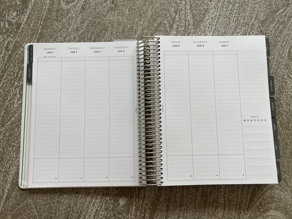 Weekly vertical layout in neutral grayscale.
2024 Makselife planner review.